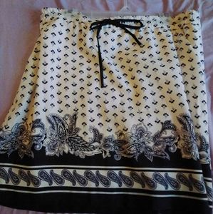 Pull-on white and navy paisley print skirt